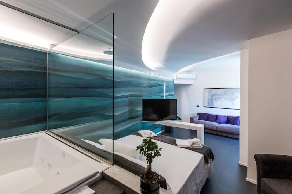 Suite, Jetted Tub, City View photo 1
