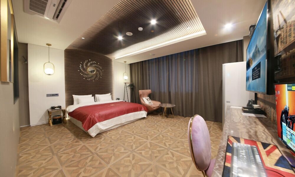 Deluxe Double Room - Photo 13