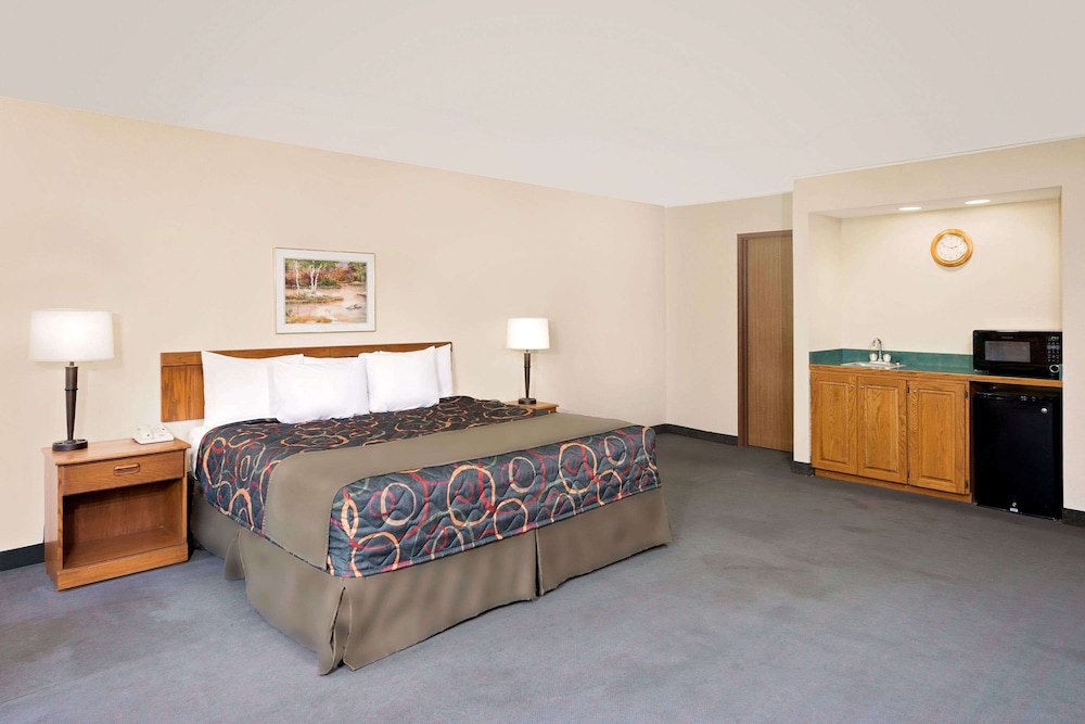 Room, 1 King Bed, Refrigerator & Microwave photo 1