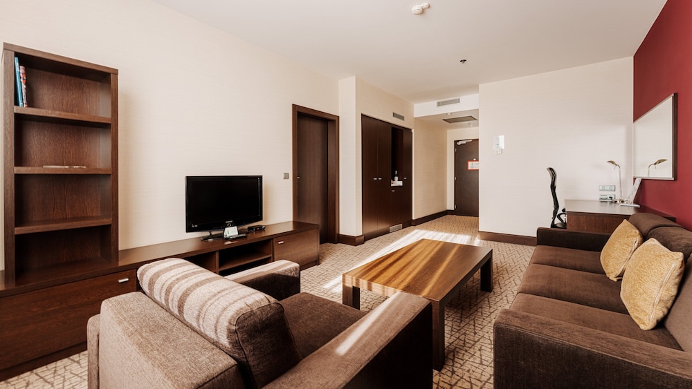 Suite, 1 King Bed with Sofa bed - Photo 3