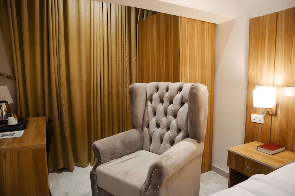 Deluxe Single Room, Balcony, Pool View photo 2