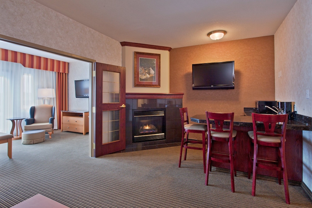 Suite, 1 King Bed, Balcony - Photo 1
