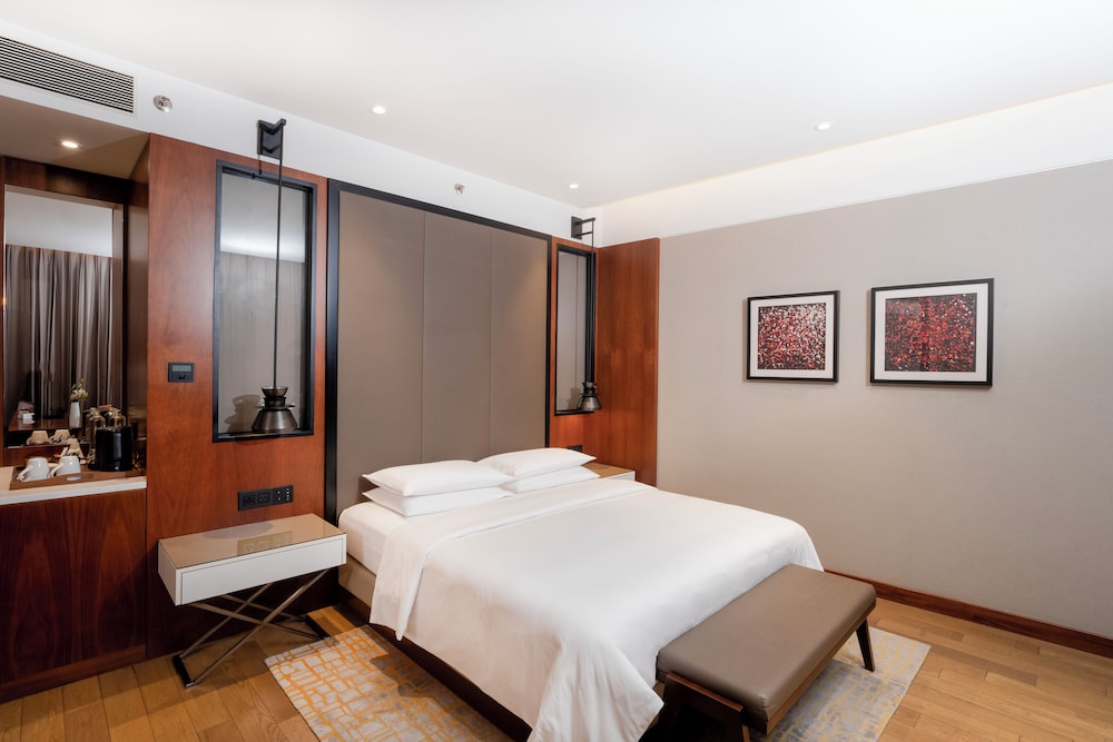 Room, 1 King Bed (Club Access, Backwater View)
