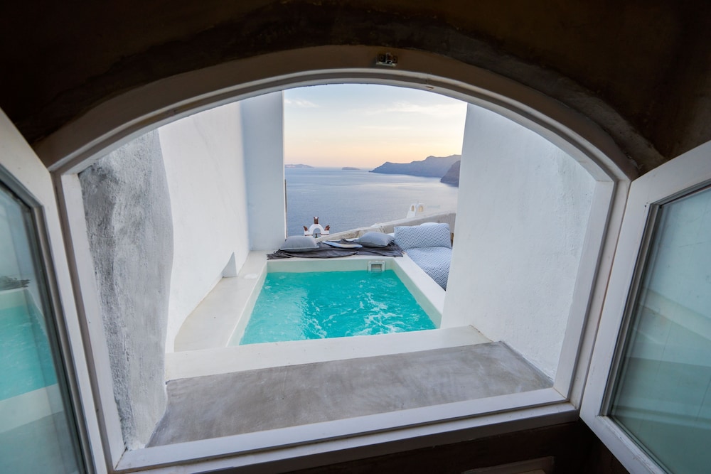 Artemis Suite with Outdoor heated Jacuzzi & Caldera View, photo 6