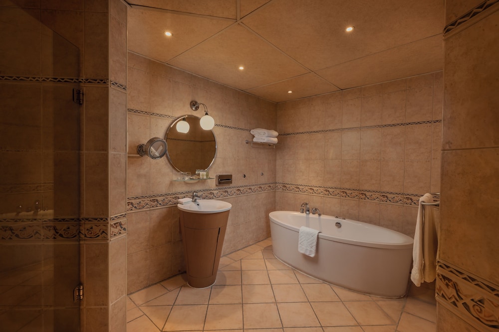 Executive Suite, 1 King Bed (Safari) thumbnail 5