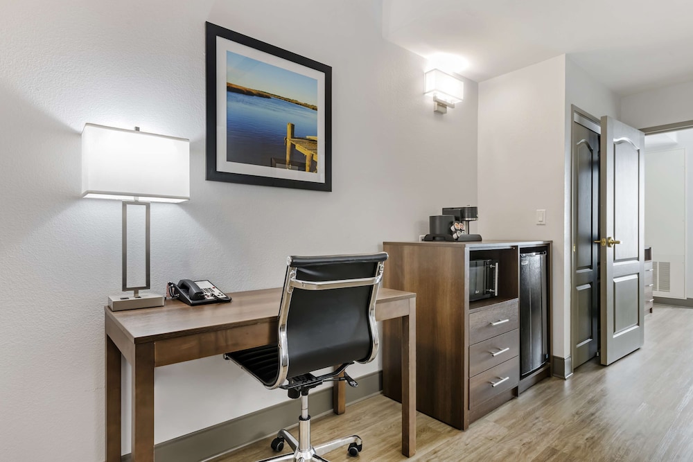 Executive Suite, 1 King Bed, Non Smoking, Refrigerator & Microwave - Photo 2