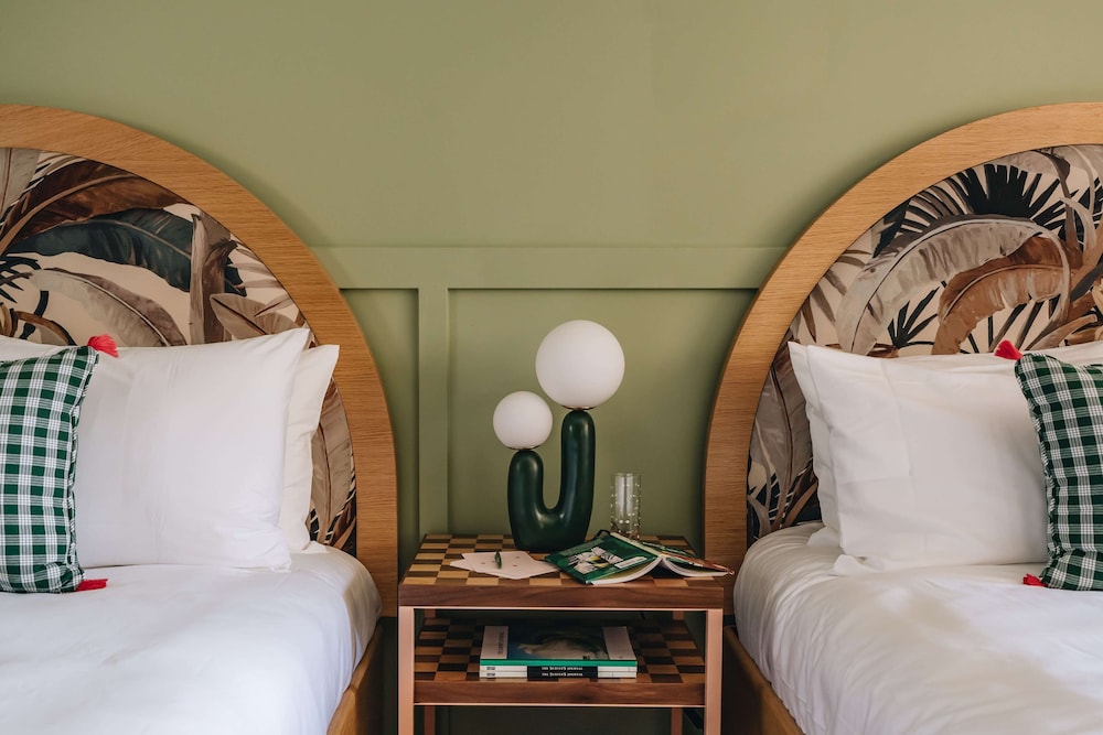 Studio, 2 Queen Beds (Pool House)
