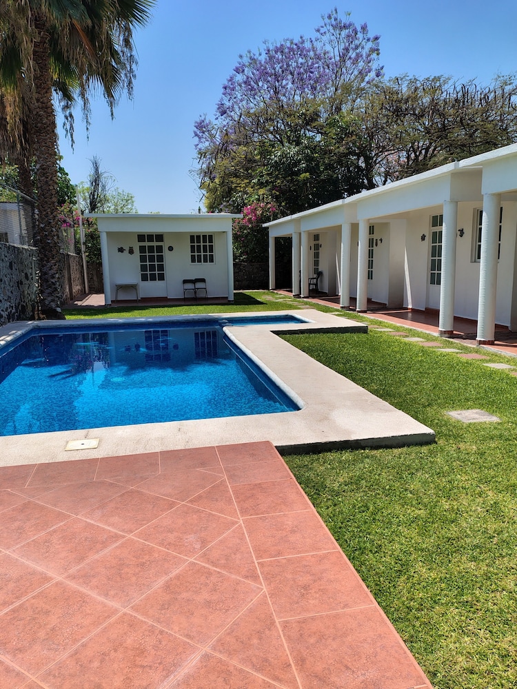 Comfort Bungalow, Pool View photo 1