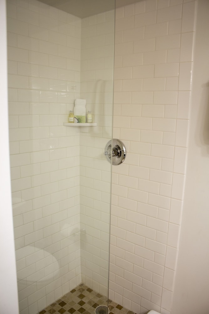 Standard Room, 2 Queen Beds, Non Lakeview, Non Smoking - Photo 4