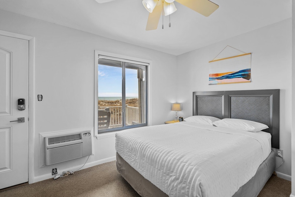 Room, 1 King Bed, Ocean View photo 2