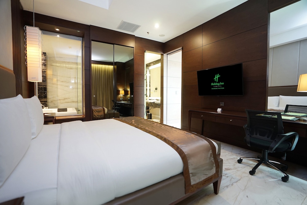 Royal Suite, 1 King Bed - Photo 5