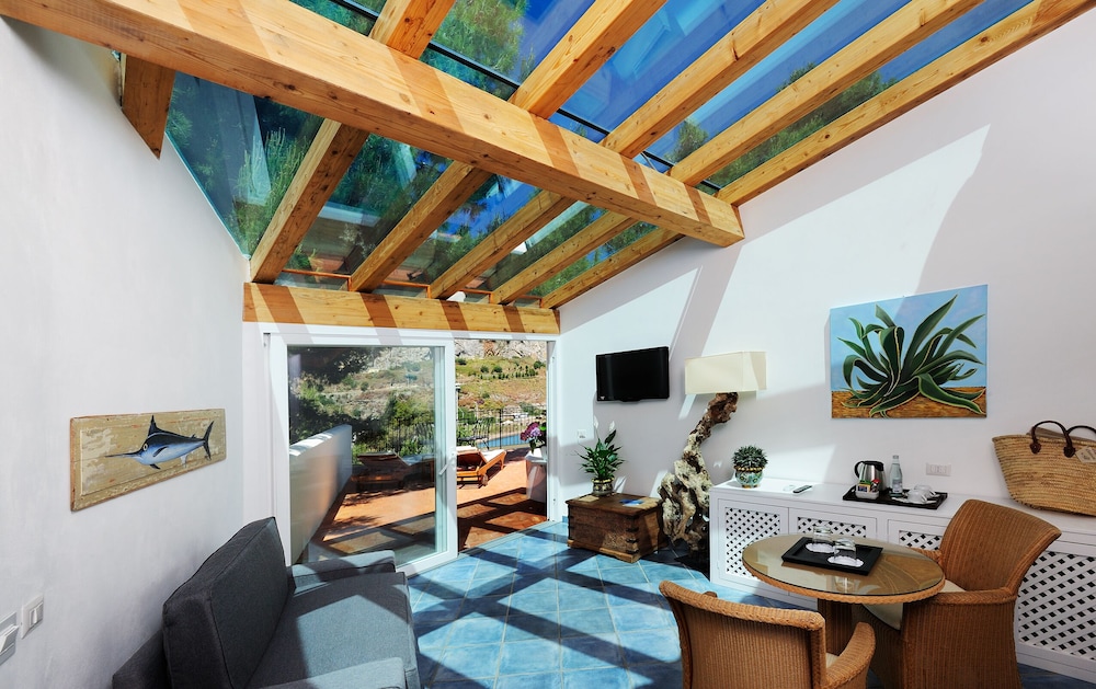 Suite - Photo 1