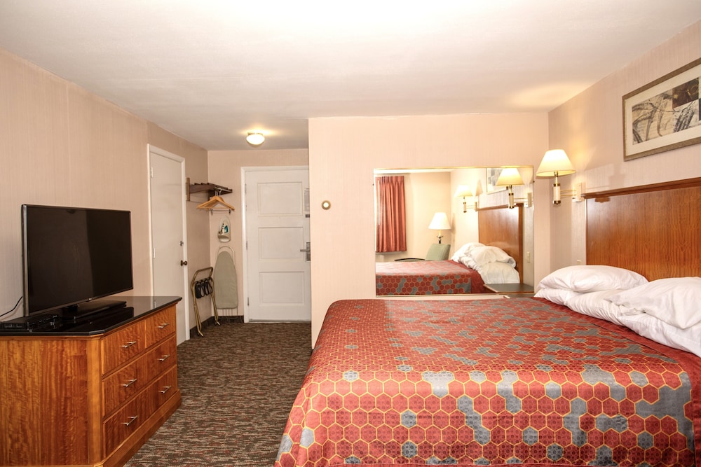 Standard Room, 1 King Bed, Smoking - Photo 3