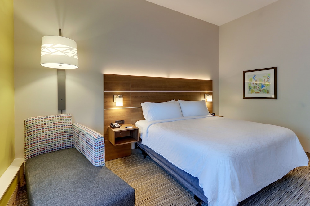 Standard Room, 1 King Bed, Accessible (Communication, Roll-In Shower) - Photo 3