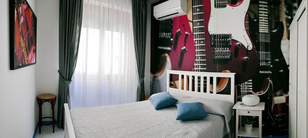 Standard Double Room, 1 Queen Bed, Private Bathroom (Music) photo 2