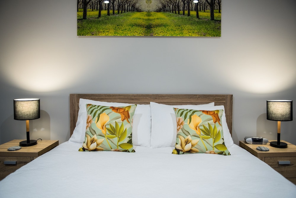 Deluxe Studio Suite, 1 Queen Bed, Pool View (The Wellington) photo 2