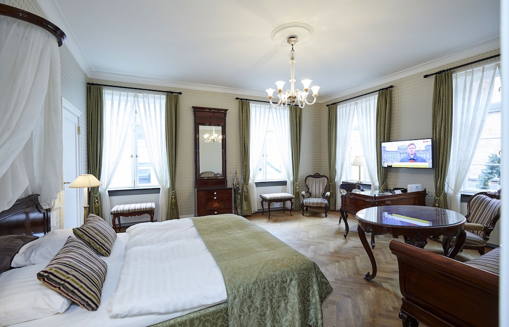 Classic Suite (Antique Room)