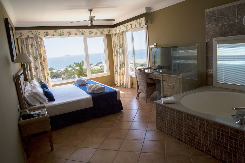 Suite, 1 Bedroom - Photo 2