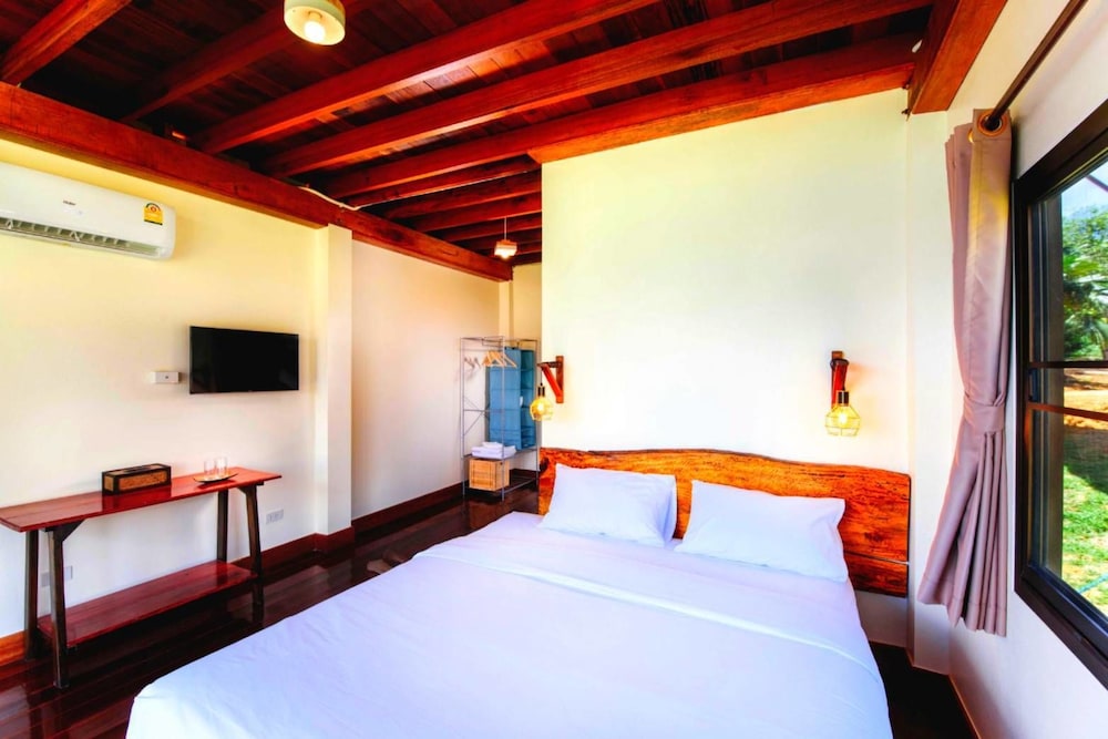 Deluxe Double Room with Air-Conditioned photo 3
