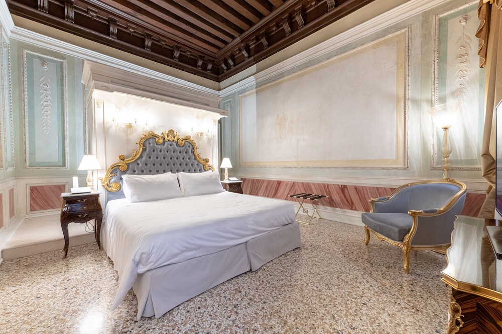 Grand Suite, Connecting Rooms