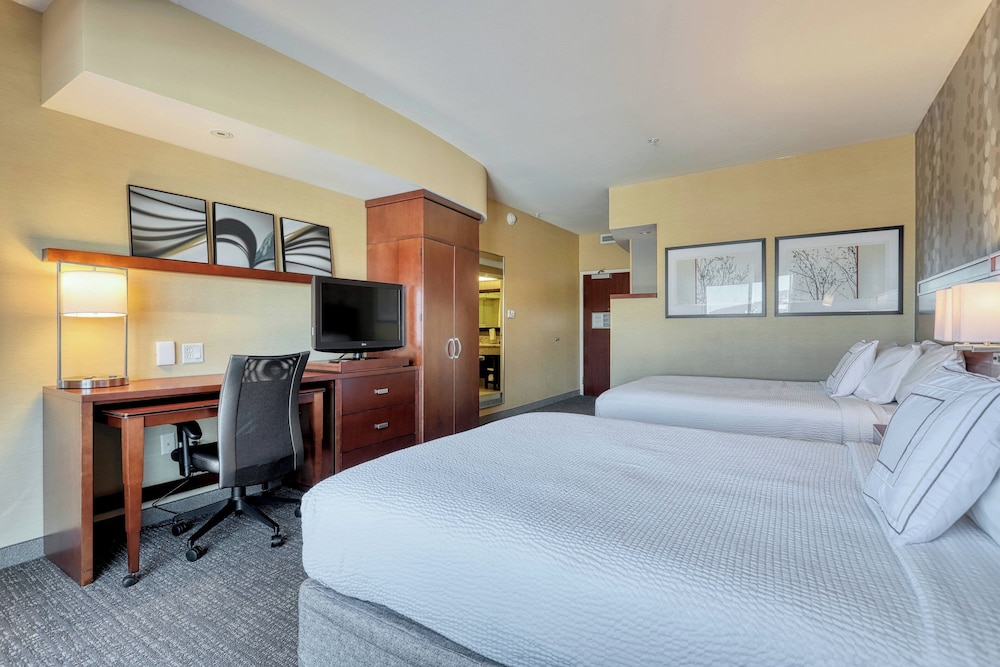Room, 2 Queen Beds, City View photo 1