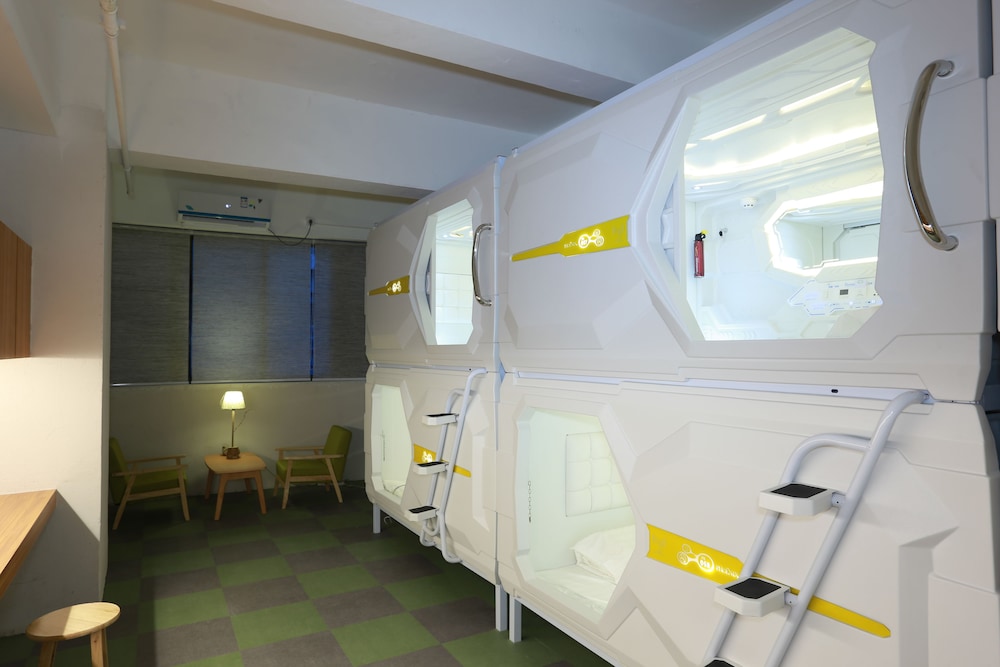 Bed in 6-bed Female Dormitory Room photo 1