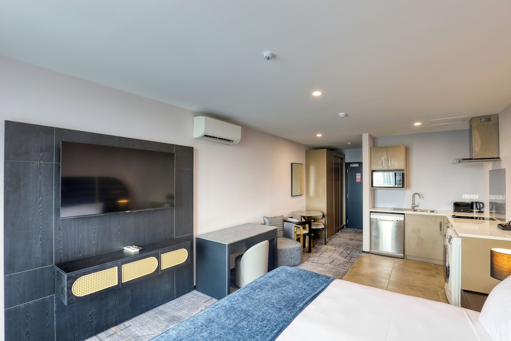 Deluxe Studio Suite