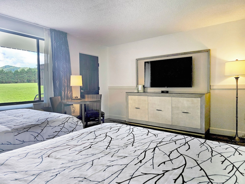Premium Room, 2 Queen Beds, Balcony, Mountain View