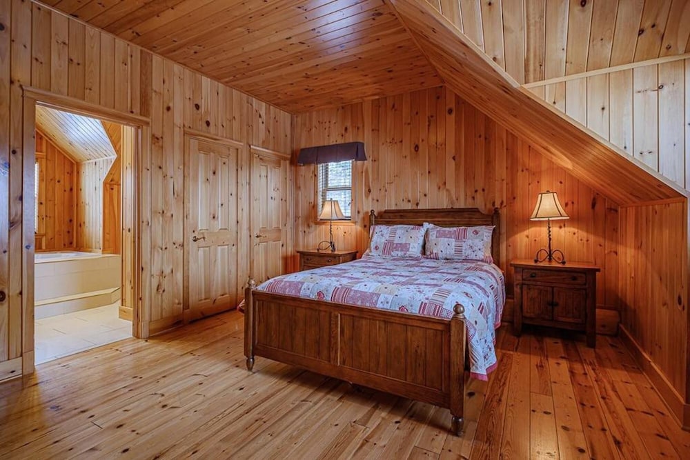 Executive Plus 89 - Luxurious log Home With Private hot tub Pool Sauna and Close to Activities, Photo 29