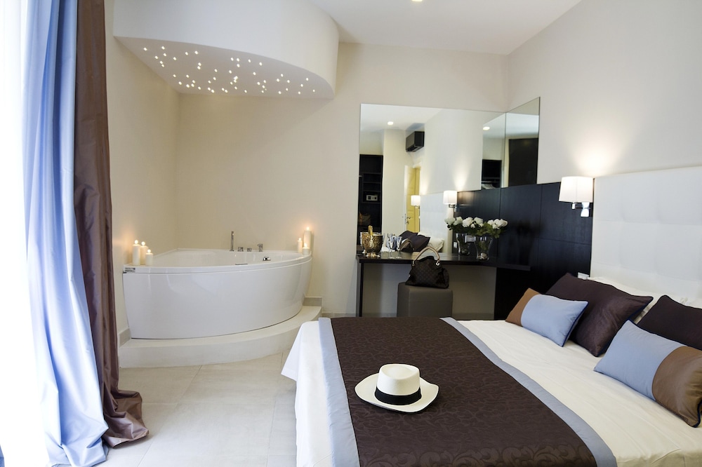 Deluxe Room, Hot Tub photo 1