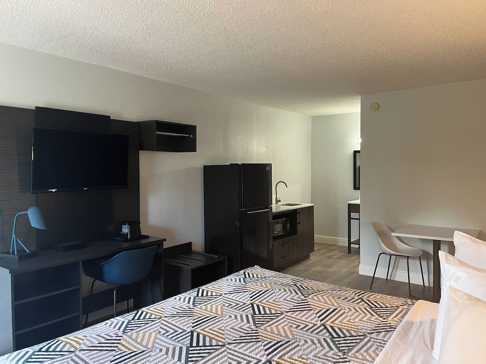 Standard Room, 1 King Bed, Non Smoking - Photo 6