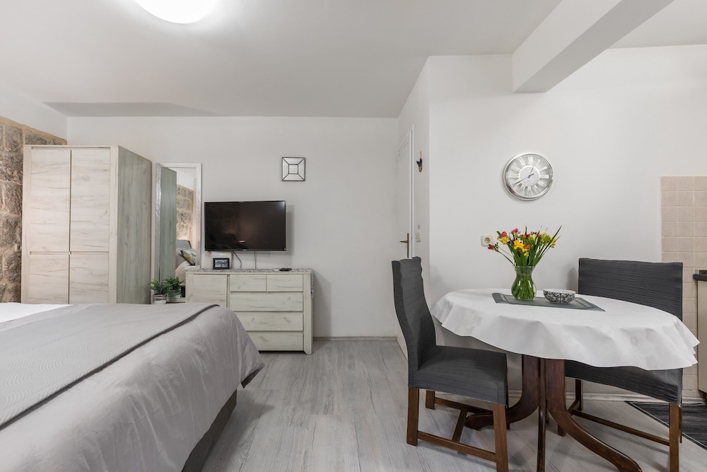 Studio (Studio Apartment)