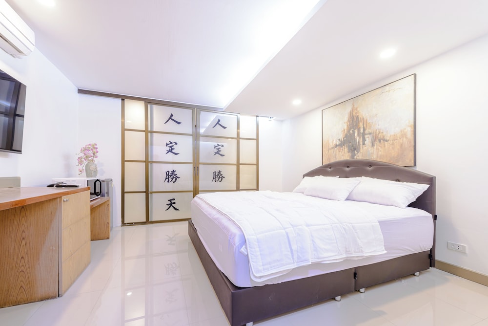 Standard Double Room thumbnail 6