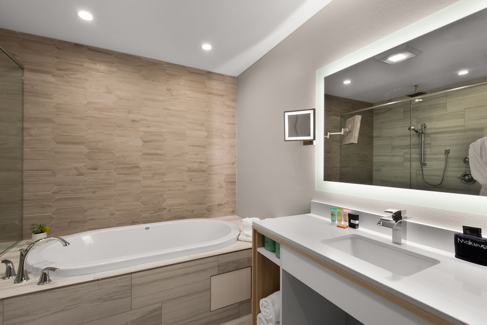 Suite, 1 Bedroom, Non Smoking, Garden View (1 King Bed, Dressing Counter) - Photo 6