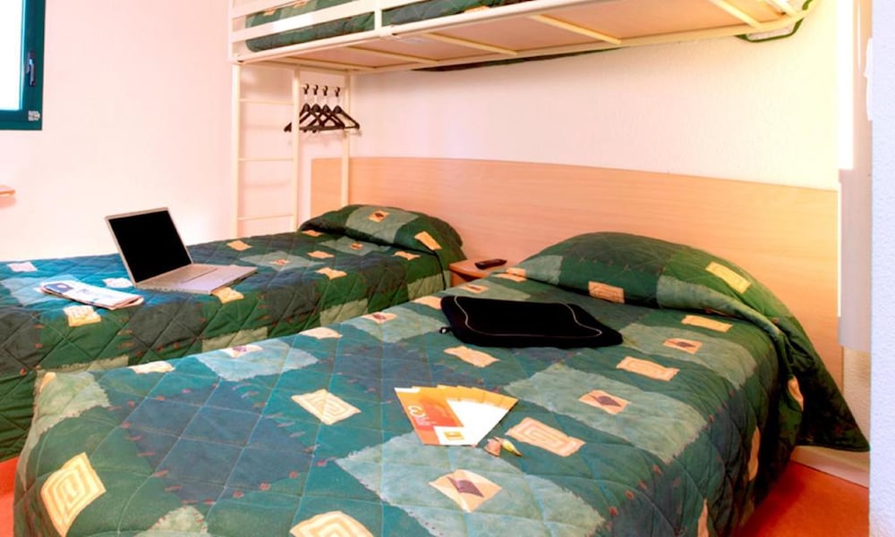 Standard Room, Multiple Beds (1 Double and 1 Single bed) - Photo 4