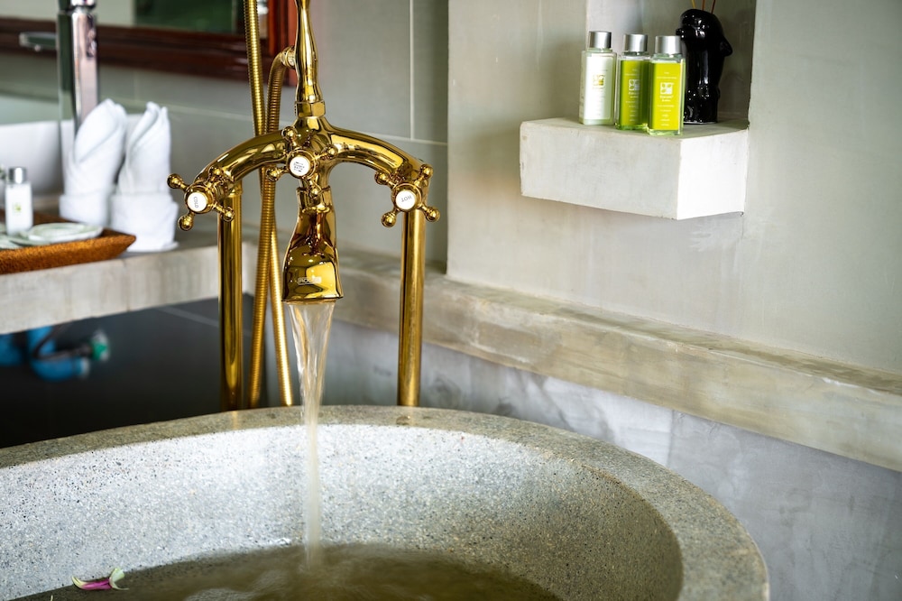 Royal Suite, Bathtub, Pool View photo 3
