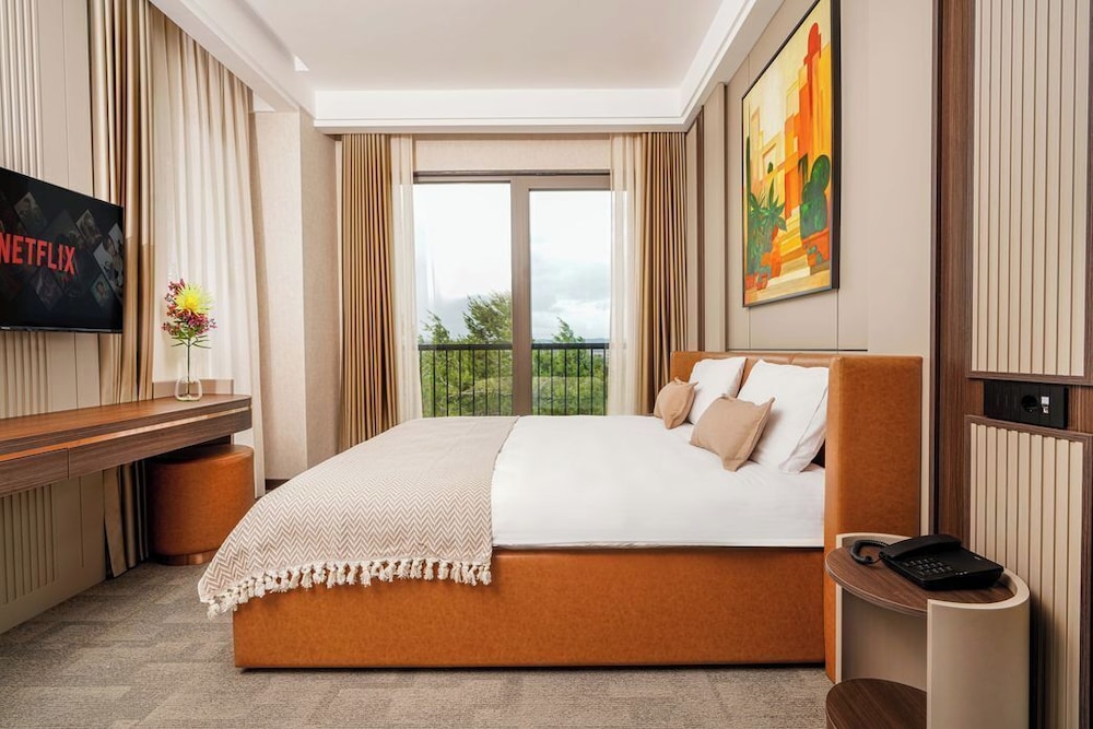 Corner Room, Non Smoking, Sea and Mountain View. photo 1