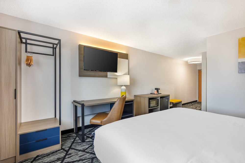 Standard Room, 1 King Bed, Non Smoking - Photo 3