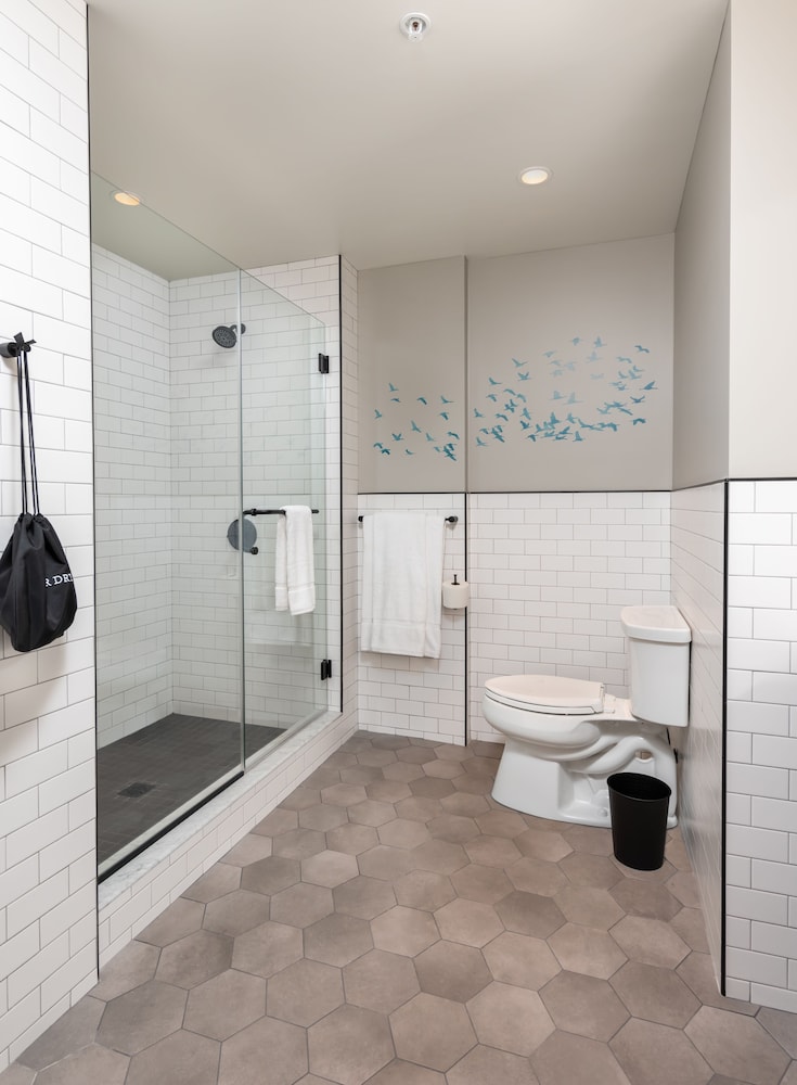 Room, 2 Queen Beds, Transfer Shower (Communications, Mobility Accessible)