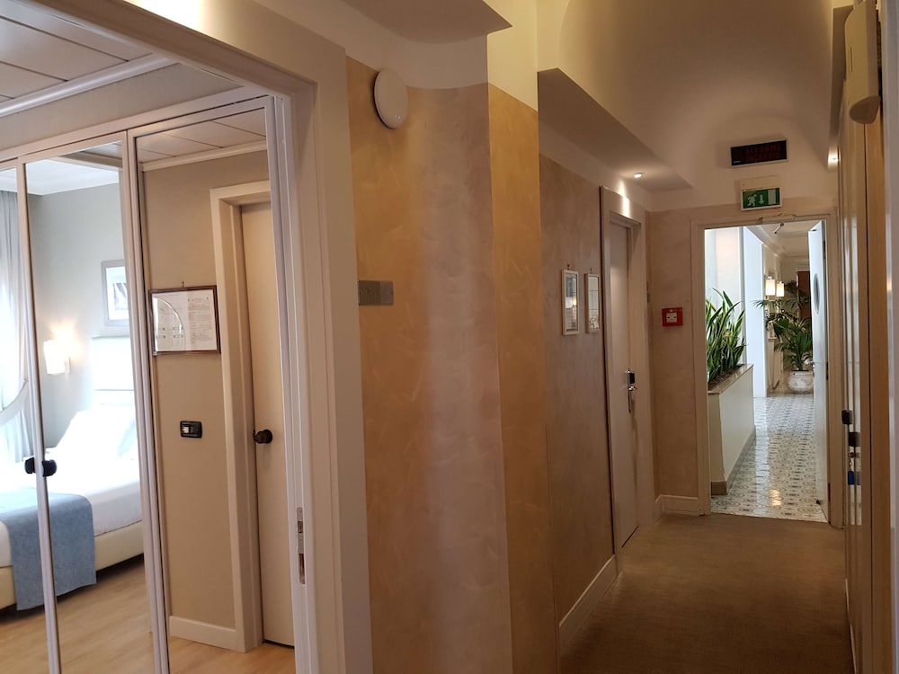 Comfort Room, Multiple Beds, Non Smoking - Photo 9