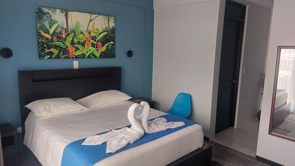 Standard Room, 1 Queen Bed photo 2