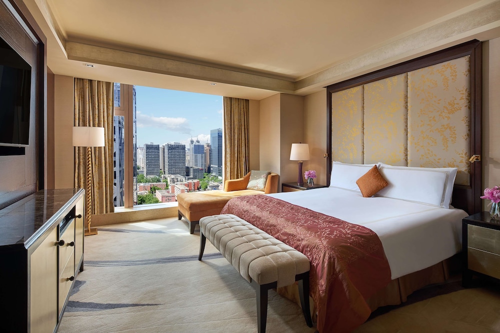 Signature Suite - Free Fairmont Gold Lounge Benefits - Photo 1