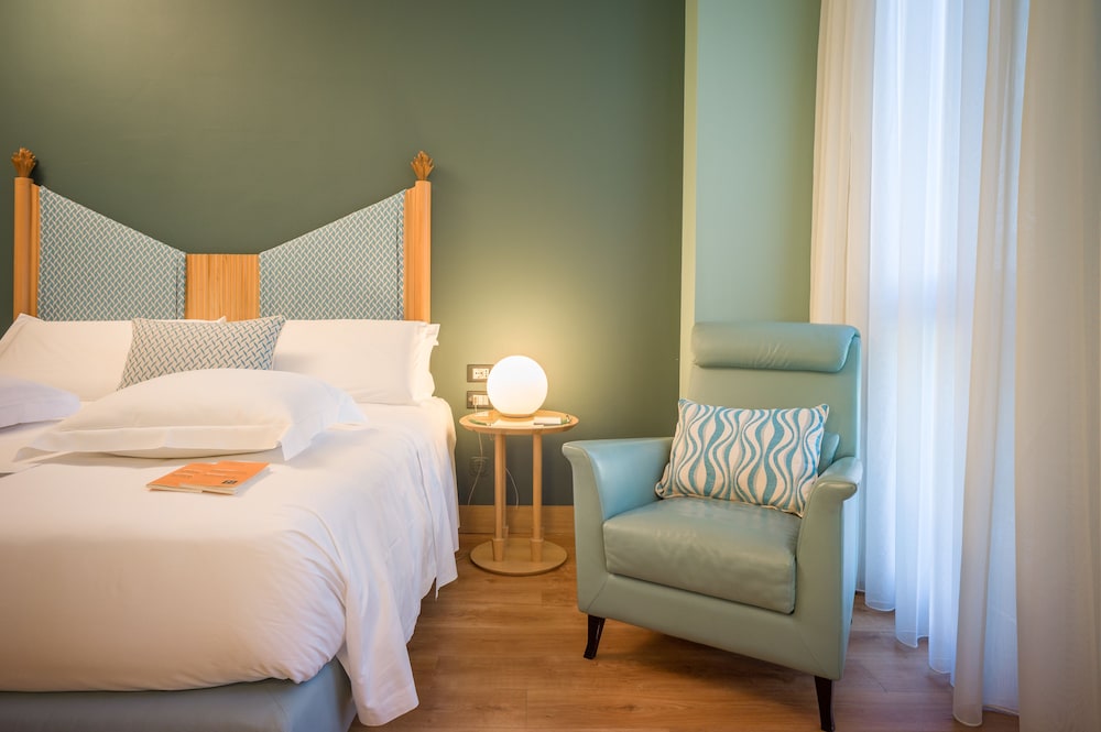 Classic Double Room, 1 Queen Bed, Balcony, City View photo 2