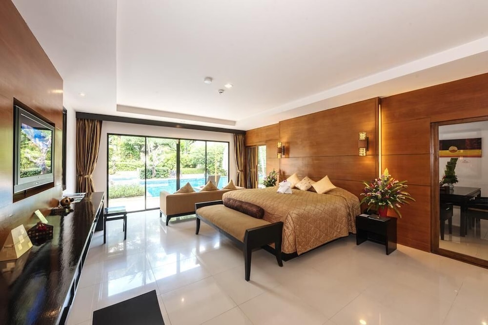 Grand Deluxe Pool Access - Photo 2