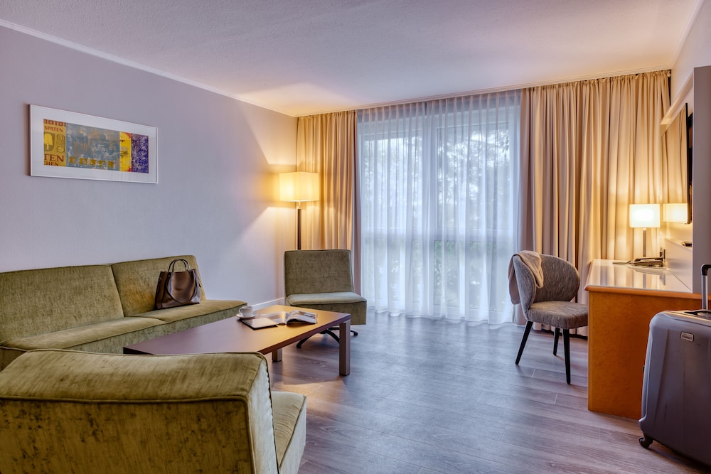 Privilege, Suite, 1 Queen Bed - Photo 2
