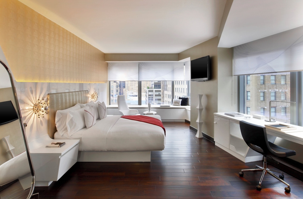 1 King Bed 1-Bedroom Suite Deluxe Room with City View