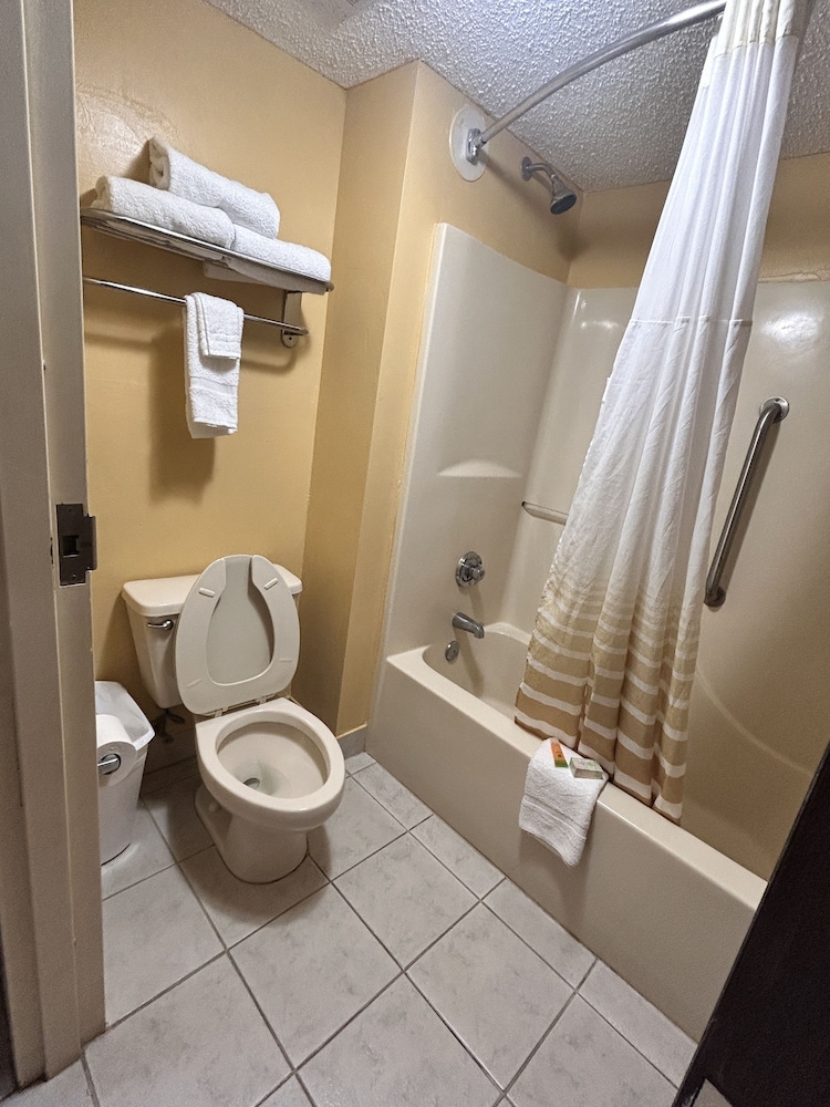 Room, 2 Queen Beds, Non Smoking - Photo 10