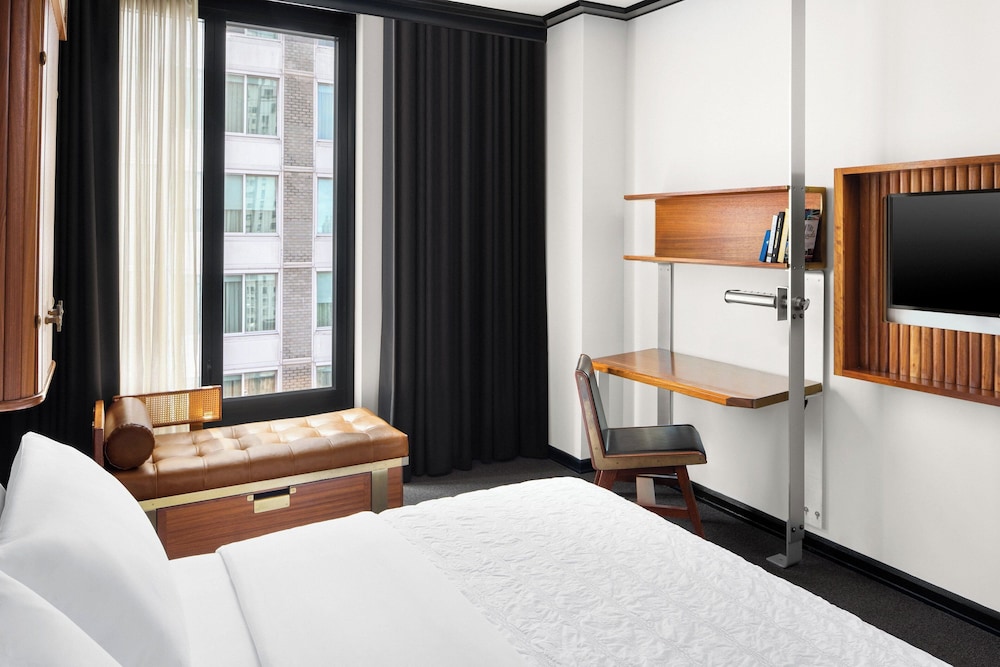 Superior Room, 1 King Bed (Mobility/Hearing Accessible, Tub)