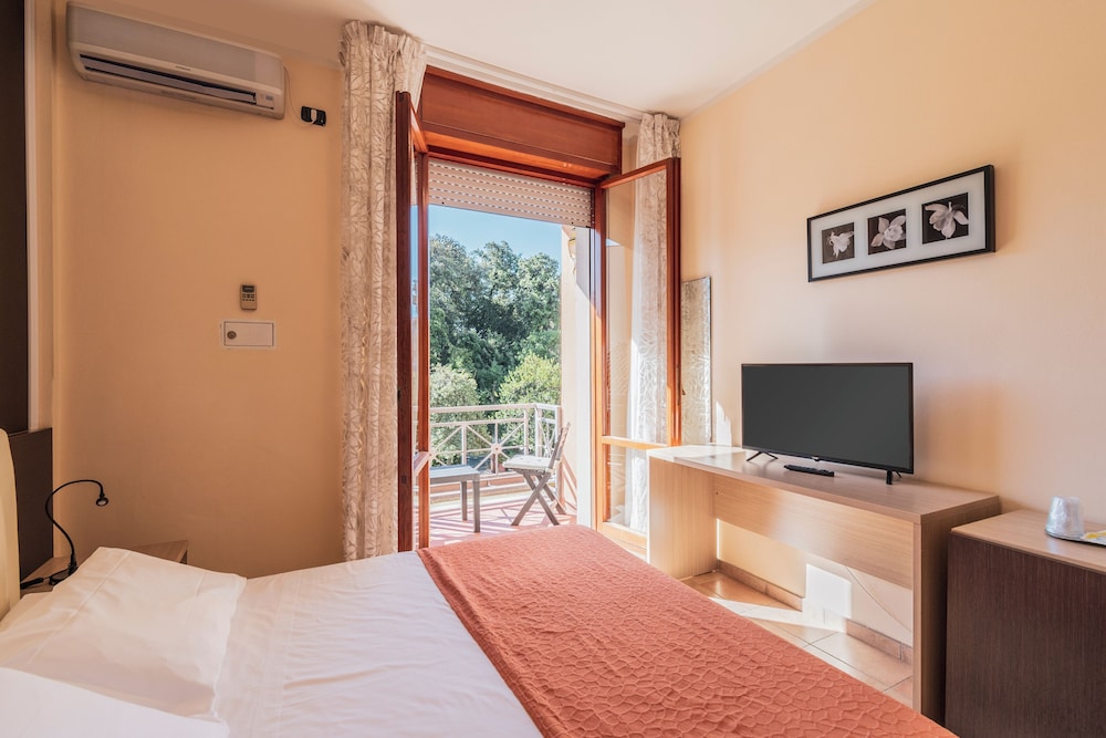 Superior Double Room Single Use, Balcony, Garden View