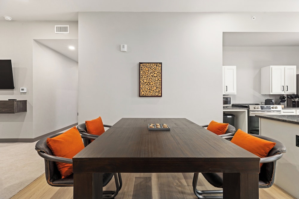 Suite, 2 Bedrooms, Mobility Accessible (Communications) - Photo 10